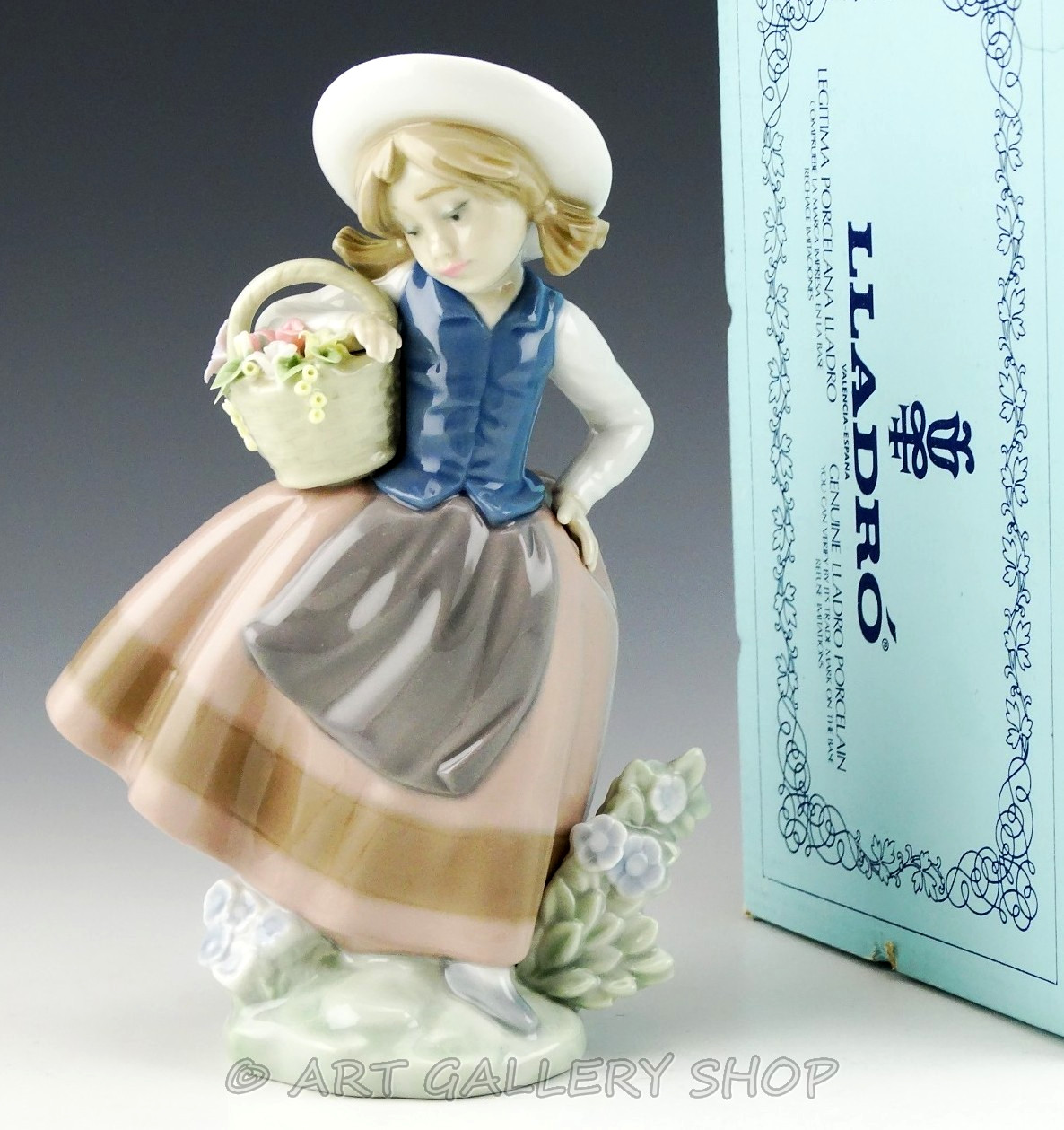 Lladro Figurine SWEET SCENT GIRL WITH FLOWER BASKET #5221 Retired Mint with Box