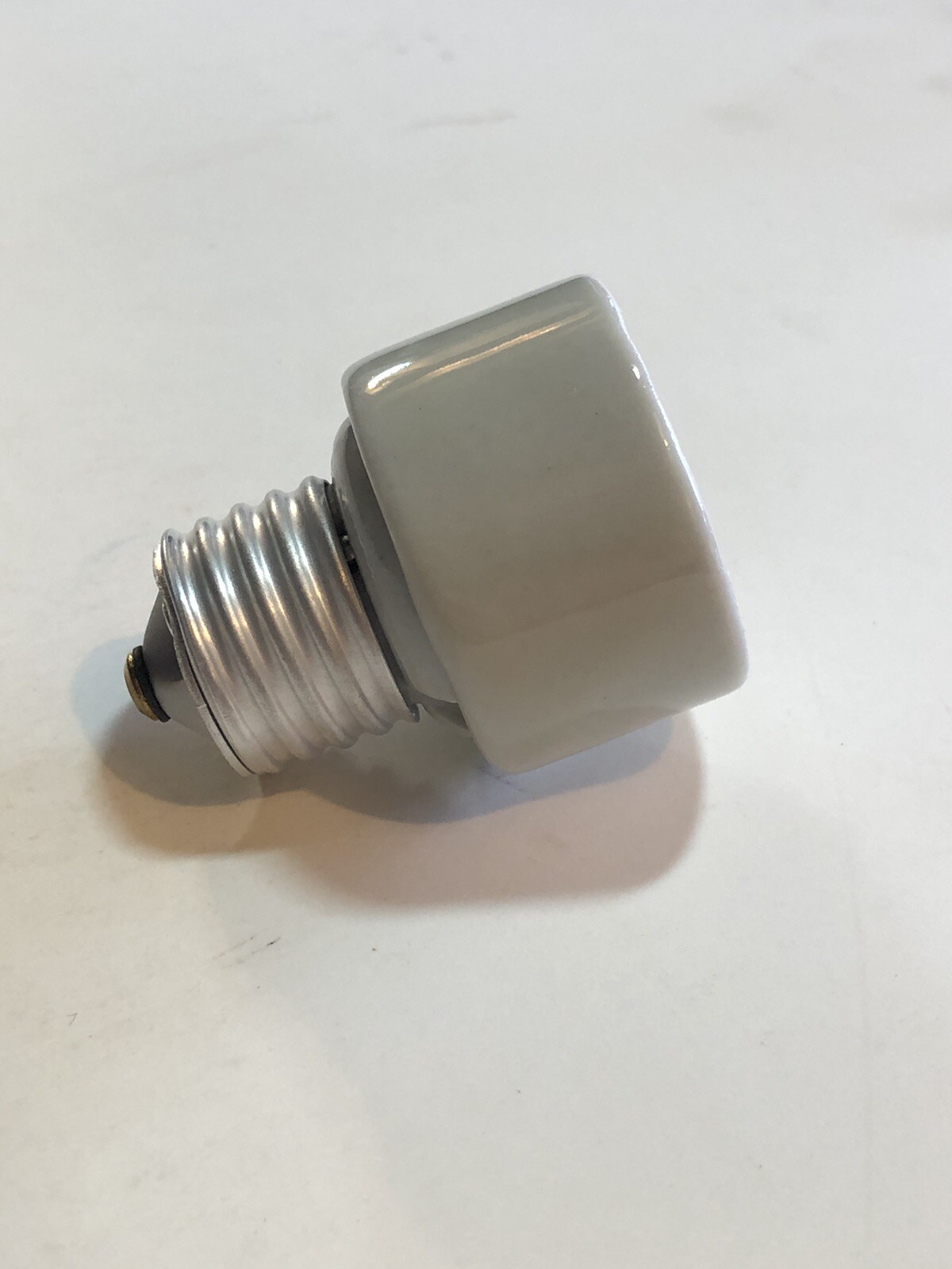 Leviton (Box of 10) Medium Base Lamp Sockets Extension 001-2005 250V 660W NOS
