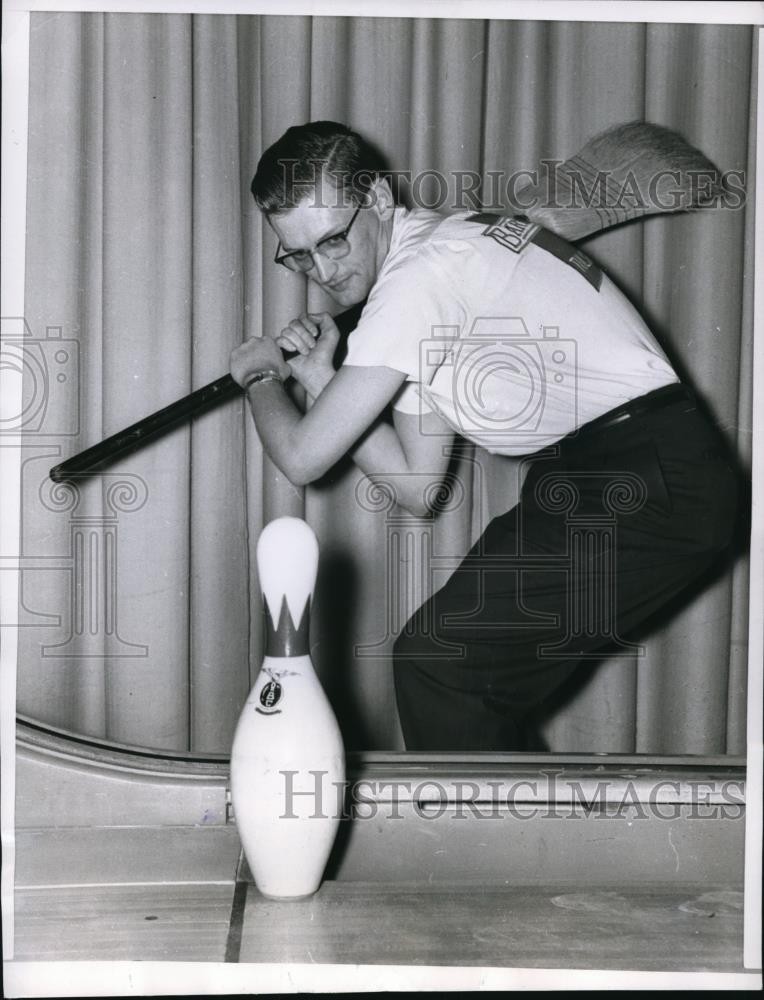 1959 Press Photo Milt Holhusen Looks Disgustedly In The Pin - net28974