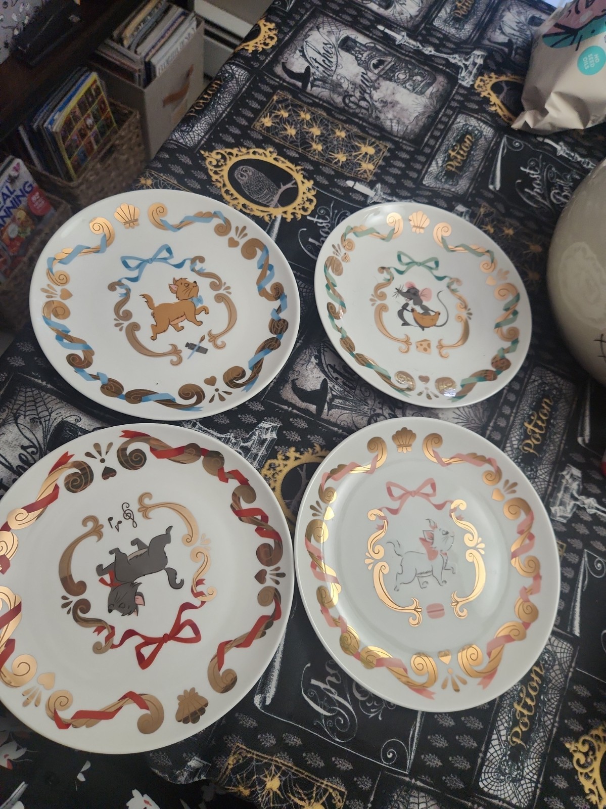Disney  Aristocats Dessert Plates Dishes 8\