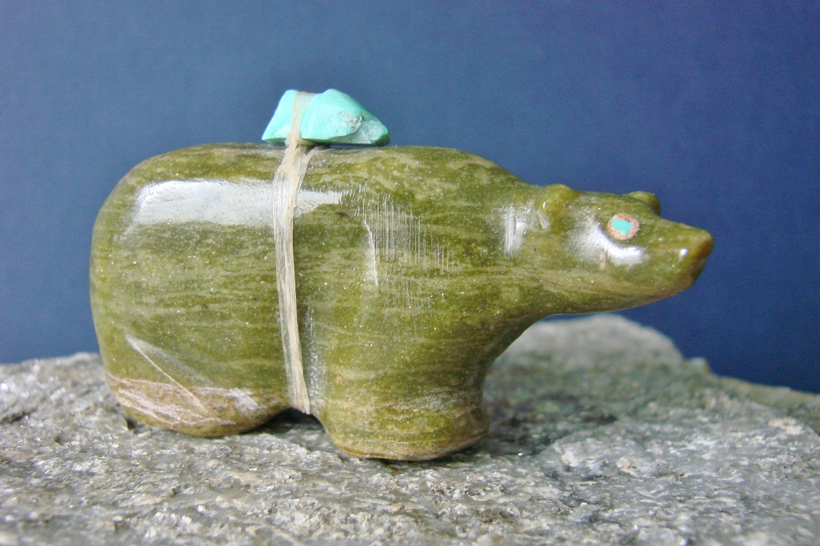 Vintage Native Zuni  Carved Serpentine Bear Fetish By Saul Yuselew (D)
