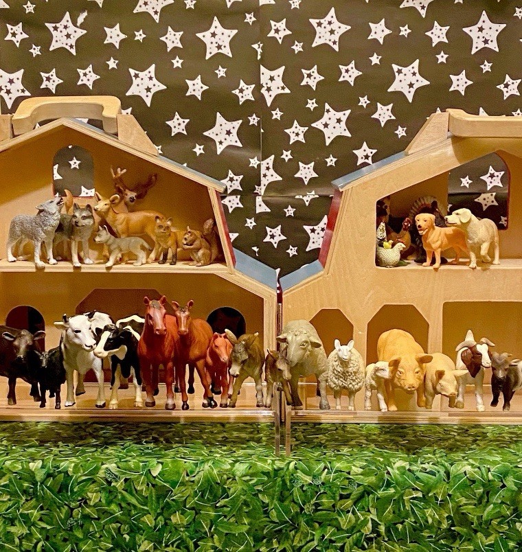 Schleich Animals AssortedFigurines Farm Cow Pig chicken Horse Toys Wood Barn 2