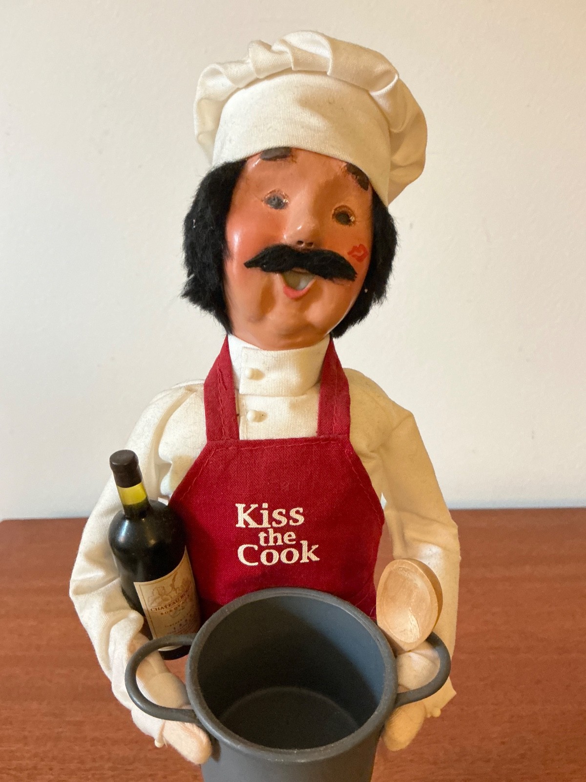 Byers Choice 2014 Kiss The Cook Chef - Awesome caroler