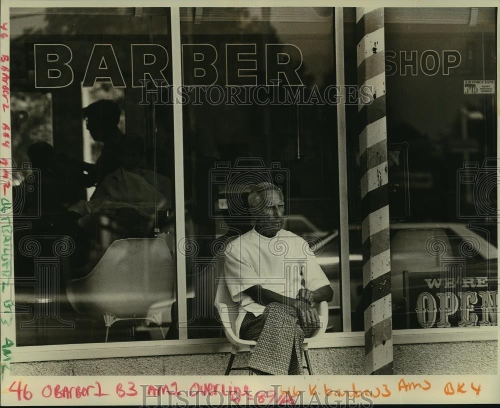 1987 Press Photo Barber/owner Lewis DeSalvo waits for patrons in his Cleary shop