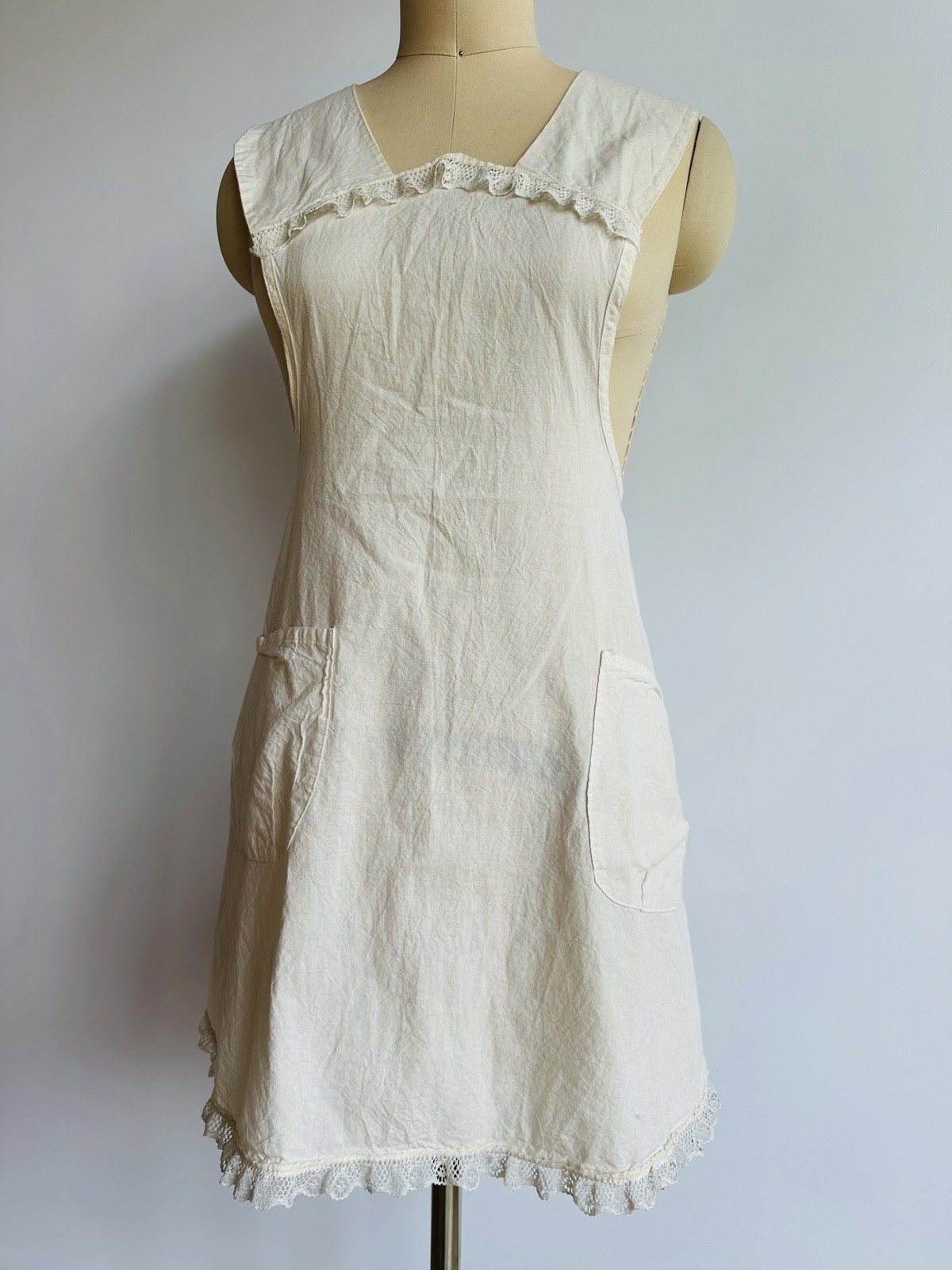 Vintage Cotton Pinafore Apron Lace Trim Cottage Farmhouse Bib Pockets Boho 1950s