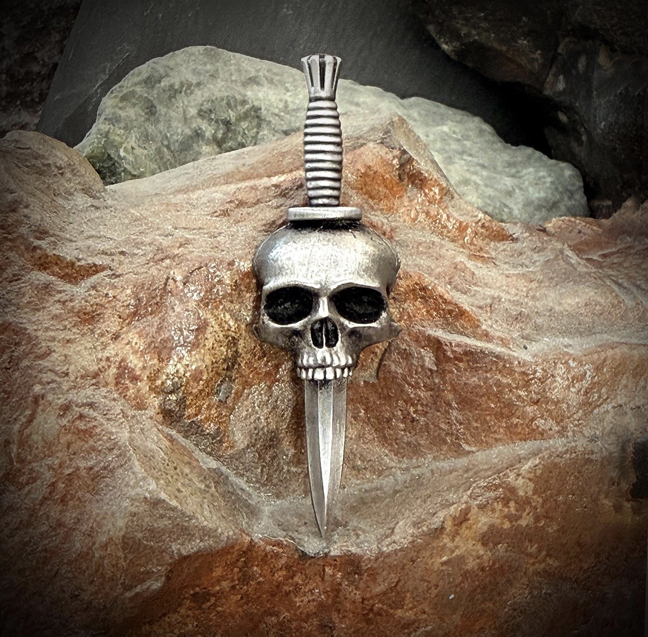 SKULL AND DAGGER.WHITE METAL BADGE