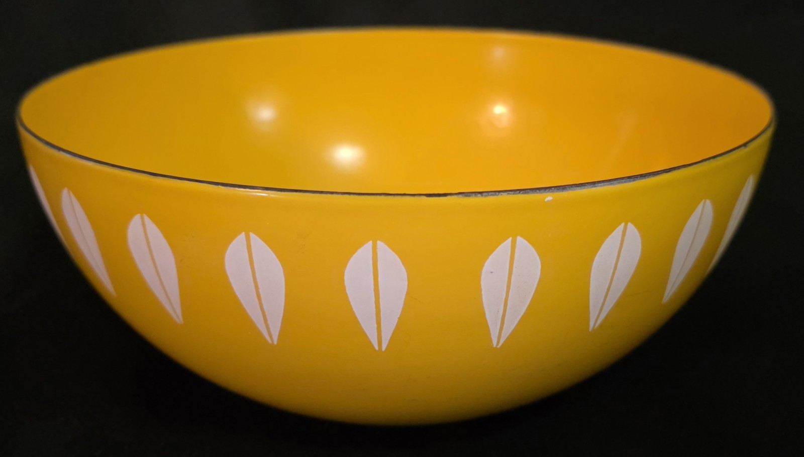 Catherineholm Iconic Lotus Yellow White Enamelware 9.5