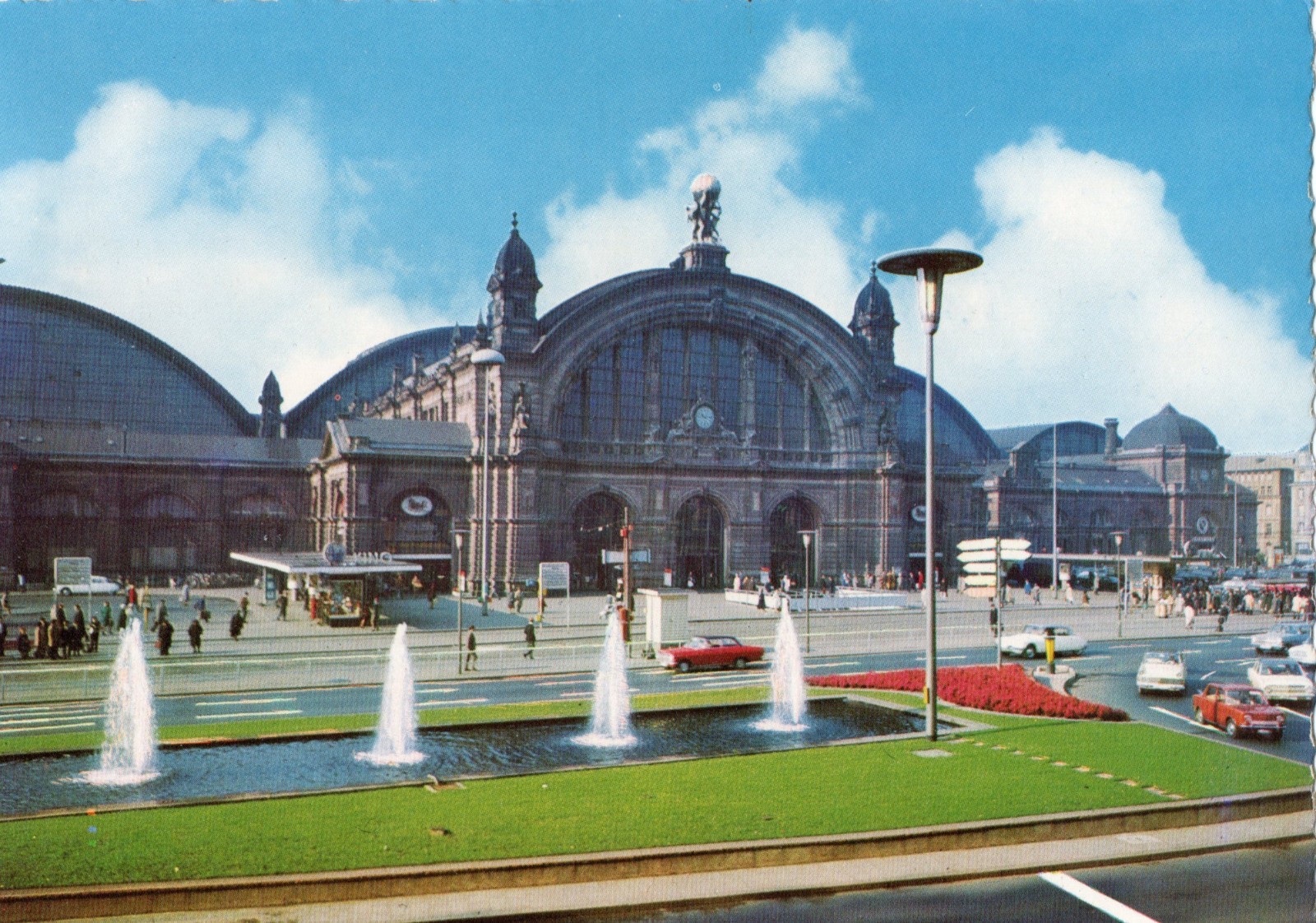 AK, FRANKFURT, MAIN STATION, FORECOURT BUSY