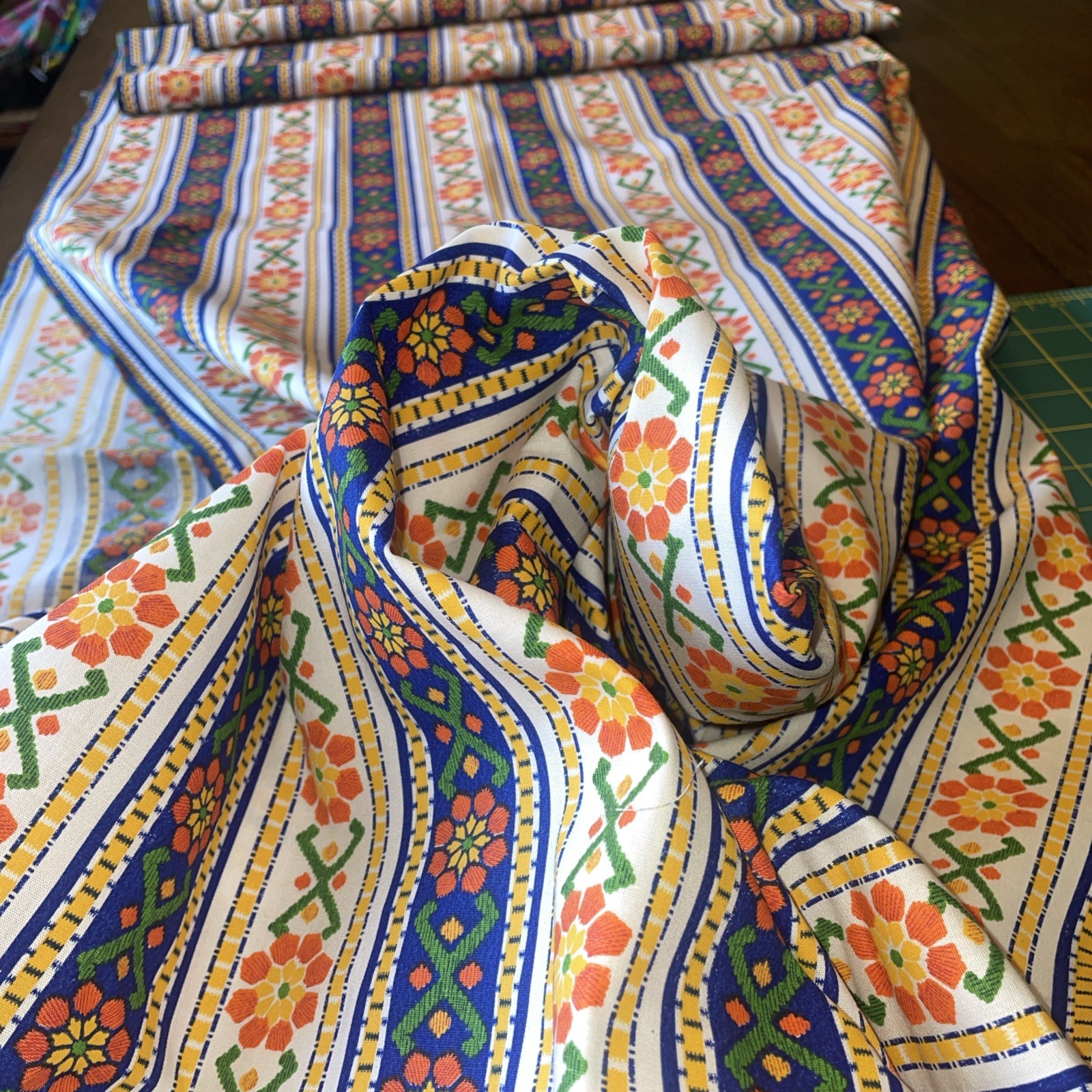 4+ Y vtg 1970s cotton Fabric Flower Power Daisy Mod Hippie Green blue pant wt