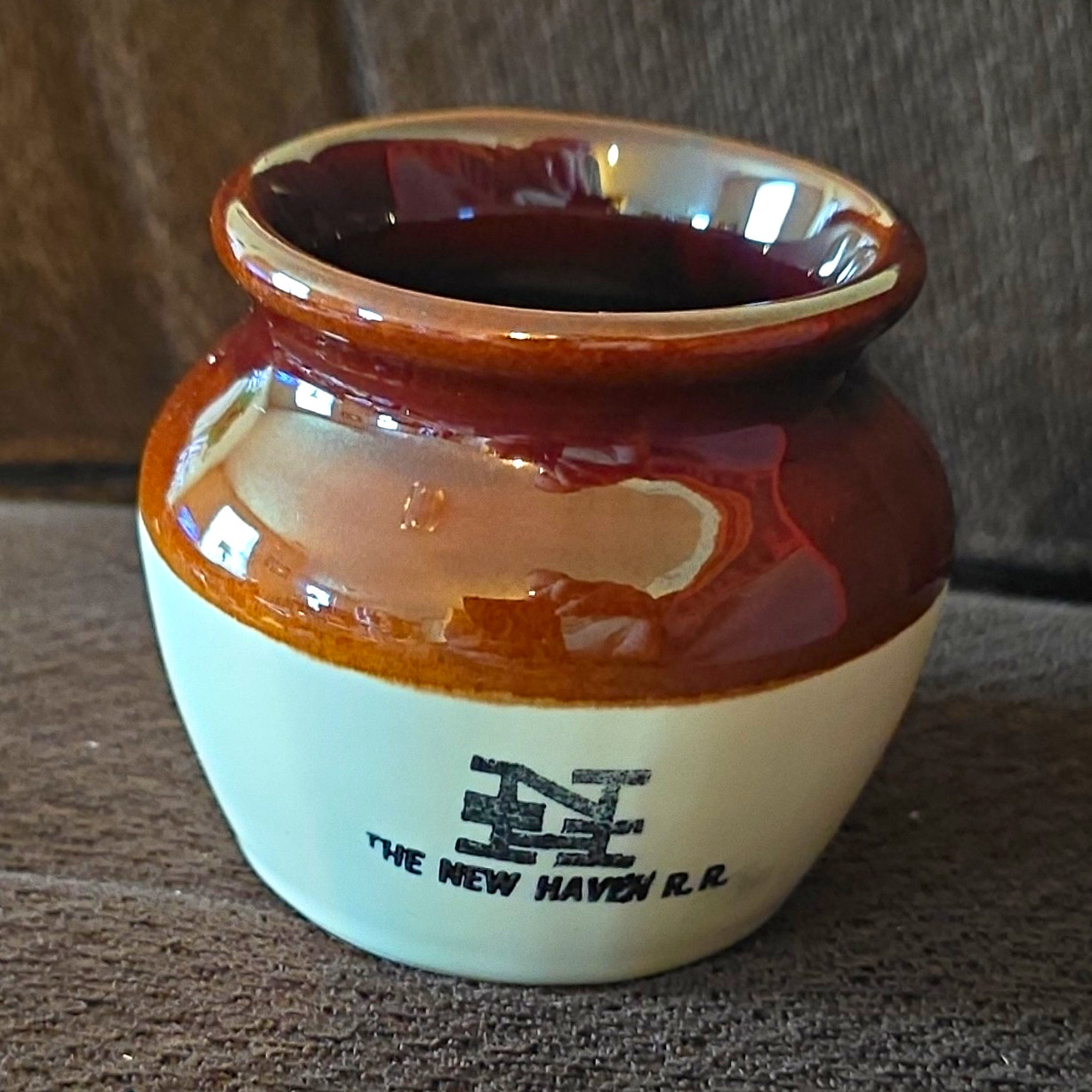 New Haven Railroad NH Logo Brown & White BEAN pot