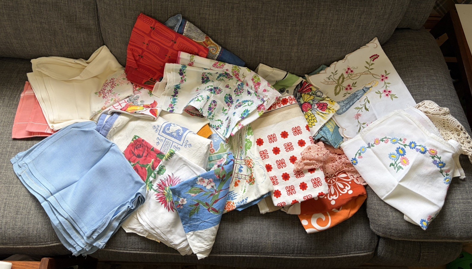 Vintage job lot of 25 pieces of tablecloths, place mats & tray cloths free P&P