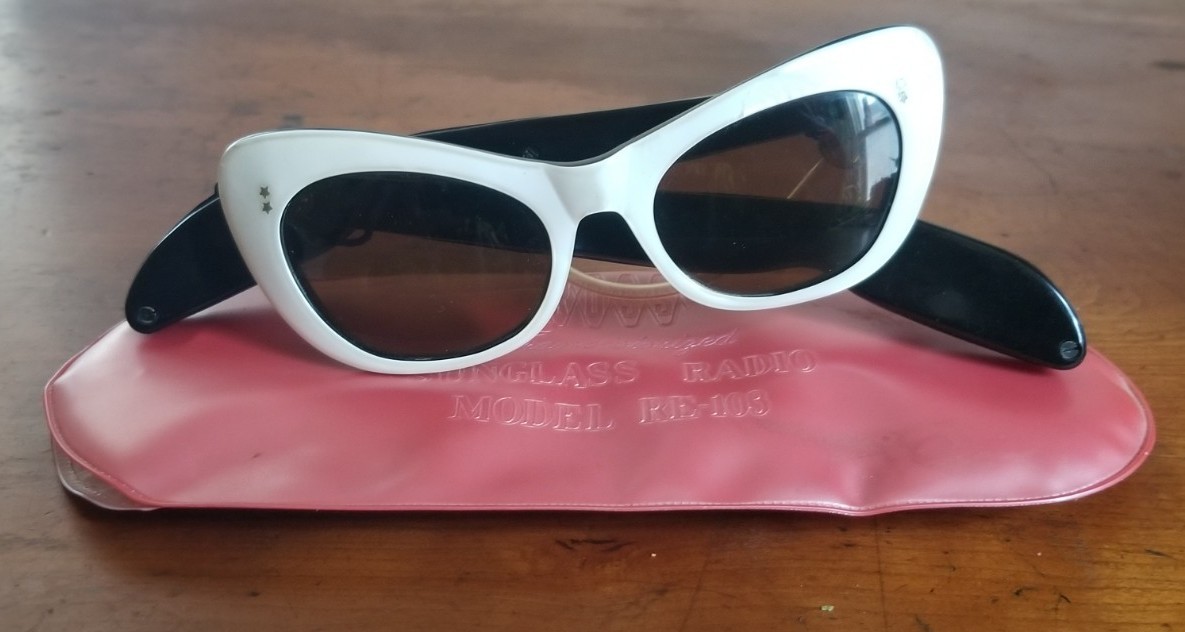 Vtg ROSS Transistorized Radio RE-103 White Cat Eye Sunglasses Retro 1960s 70s 