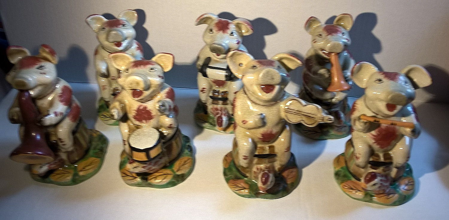 7 VINTAGE STAFFORDSHIRE STYLE PIG FIGURINES MUSICIANS WITH CHICKEN FIGURINES