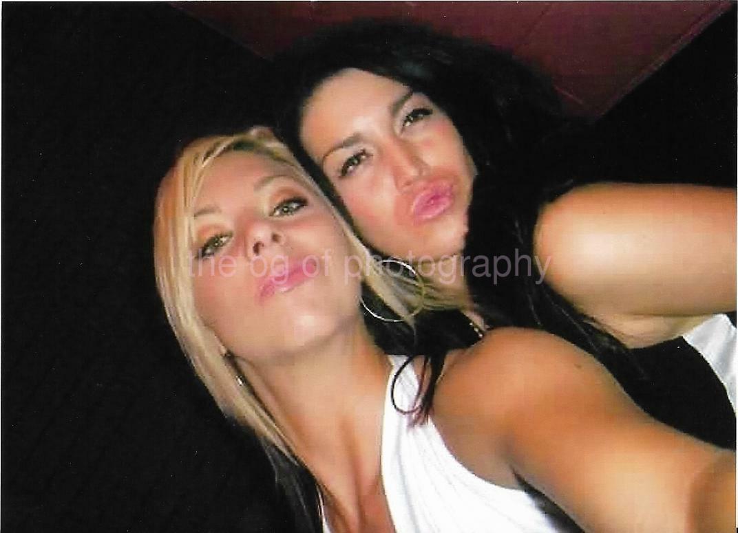 Party Girls FOUND PHOTO Color PRETTY WOMEN Original Snapshot VI VINTAGE 010 14 P