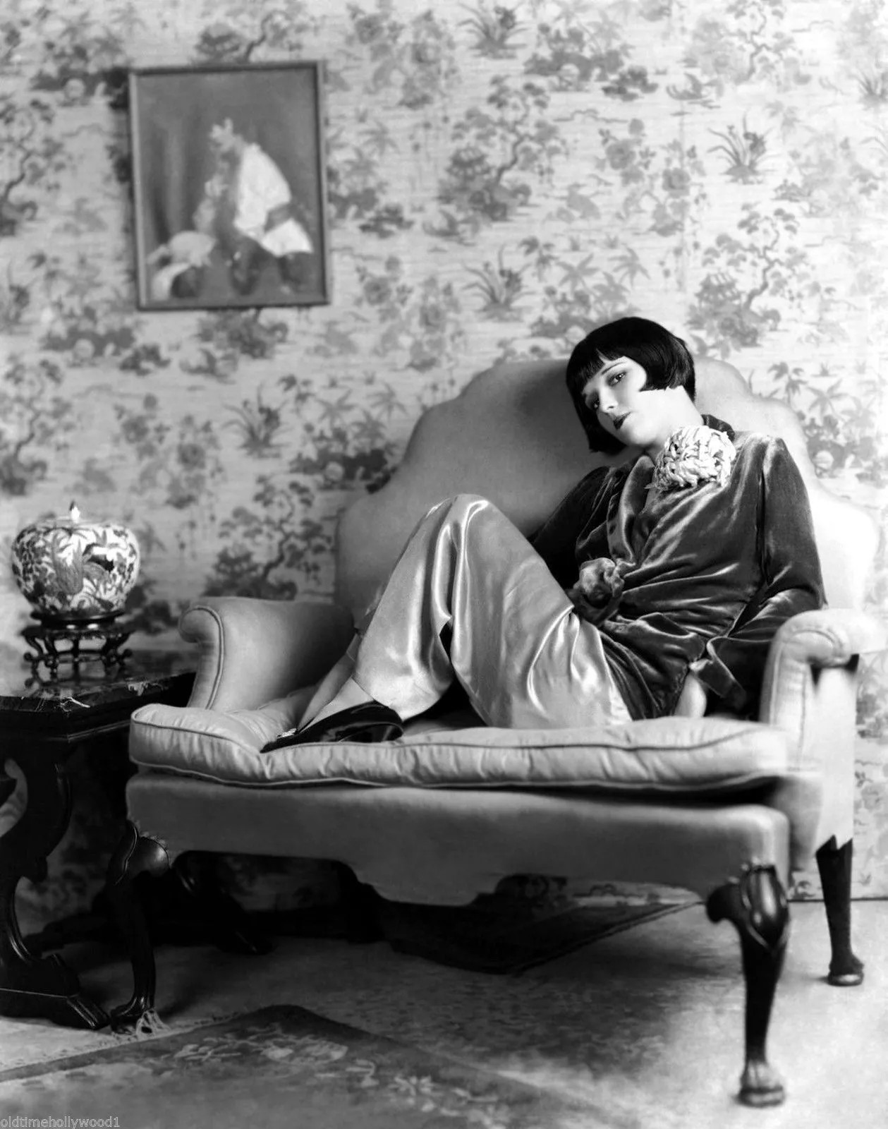 Louise Brooks Sitting Black And White 4x6 Picture Celebrity Print