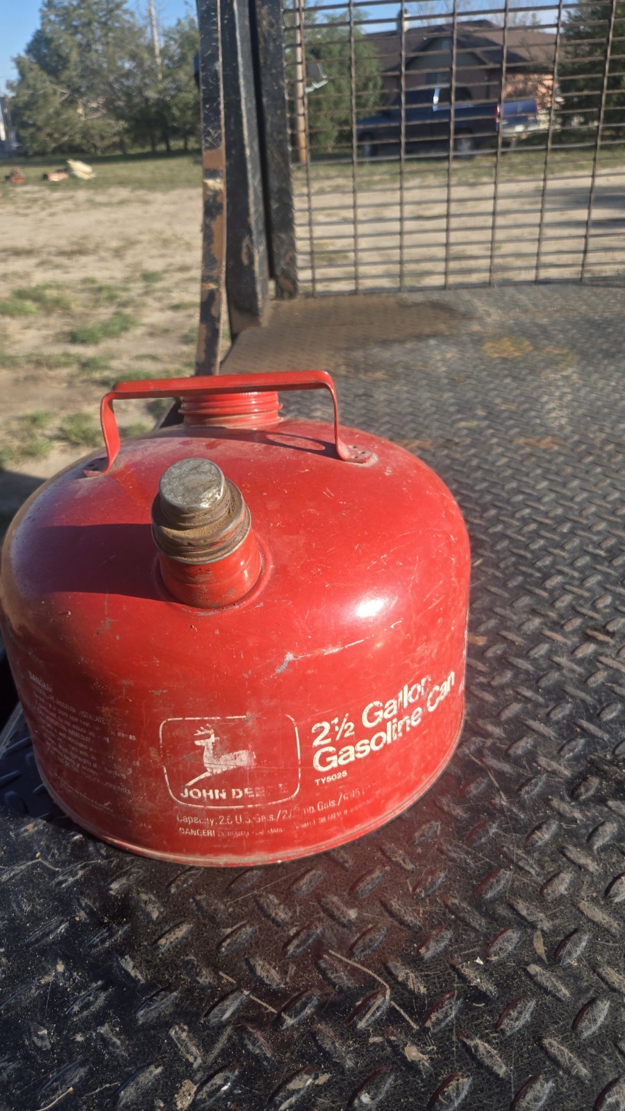 VINTAGE 2.5 GALLON RED METAL JOHN DEERE GAS CAN   TY5025 USA 🇺🇸