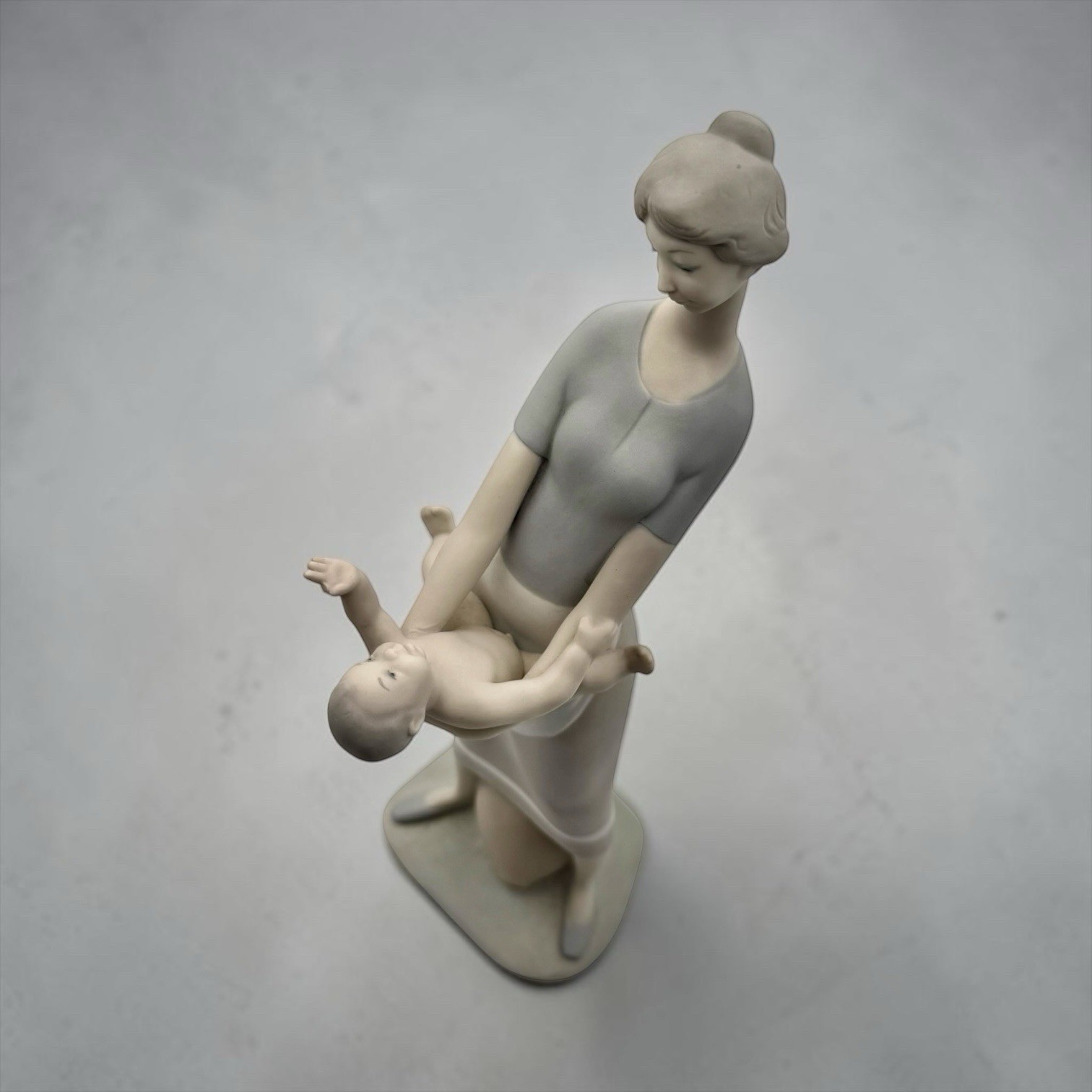 LLADRO Vintage MOTHERHOOD FIGURINE #4575 Matte Finish Mother Child Broken Finger