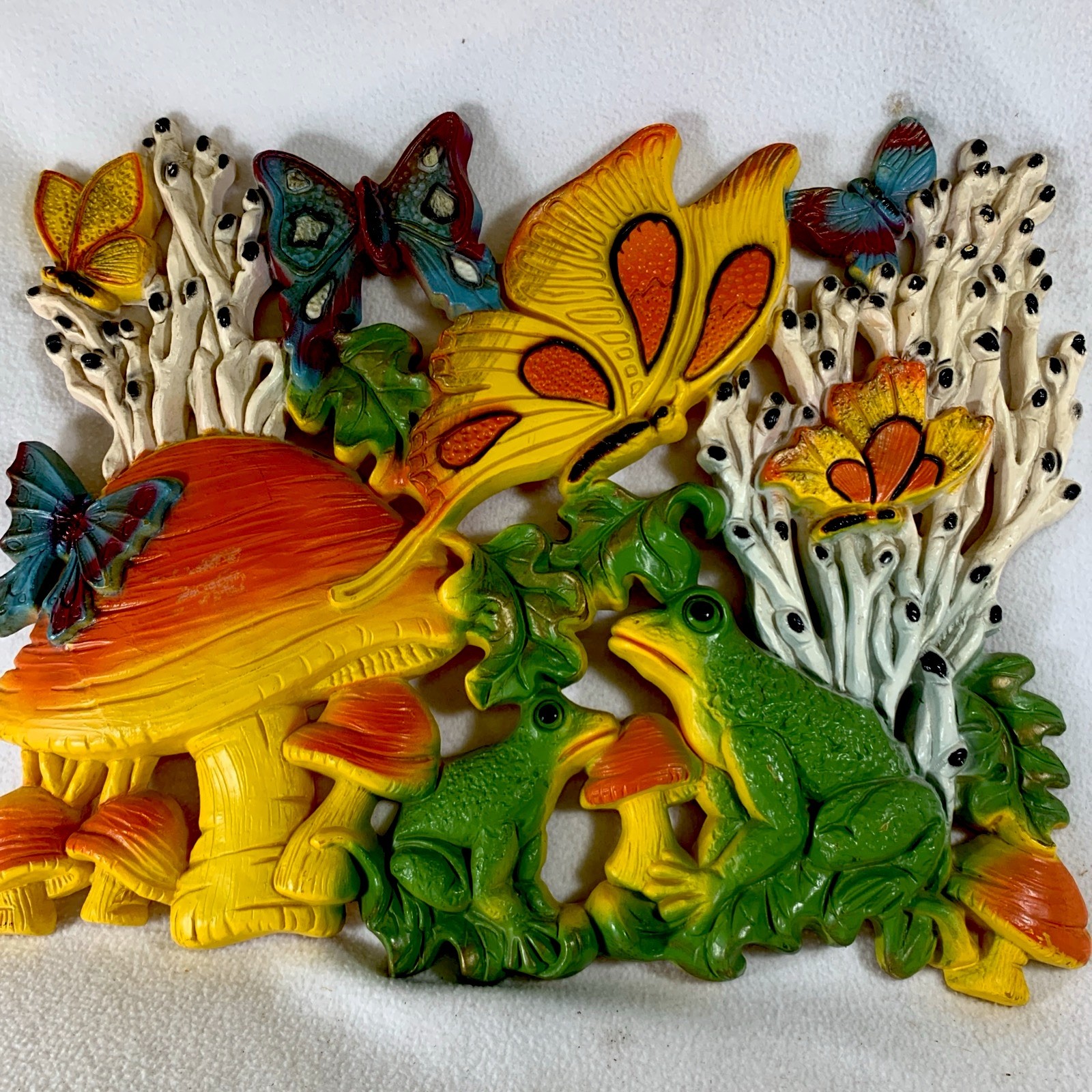 Vintage 1970’s Homco Plastic Wall Plaque Frogs,Butterflies & Mushrooms