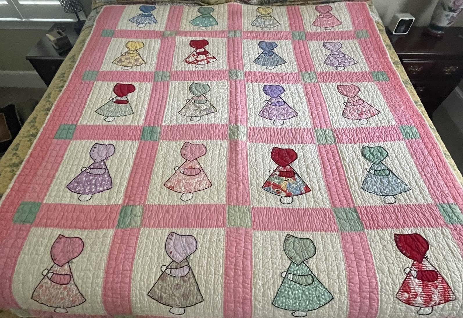 Vintage Dutch Girl Sunbonnet Sue Appliqué Quilt Handmade-Hand Quilted. 65”x71” 