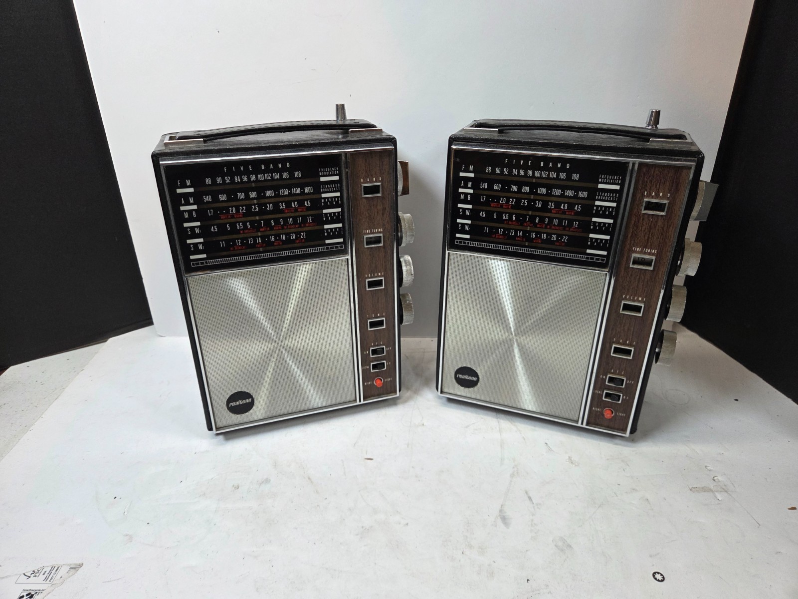 Lot of 2 Vintage Realtone 2540 multiband Transistor portable radios Working