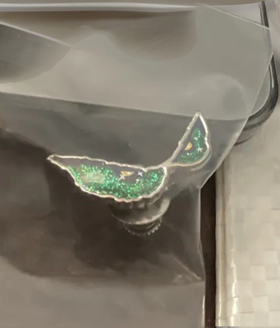 SUPREME EYES PIN SLIVER /  FW21 WEEK 7 (100% AUTHENTIC) (BRAND NEW)