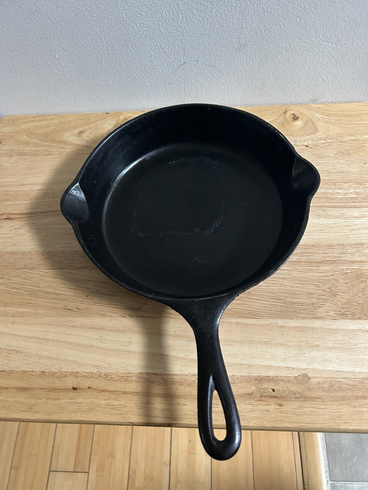 Vintage Lodge single notch No. 6 Cast Iron Skillet Sits Flat No Cracks MINT