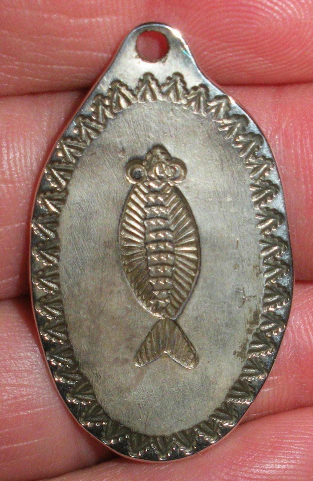 VINTAGE NAVAJO FISH DESIGN GREAT STAMPWORK STERLING SILVER CHARM PENDANT vafo