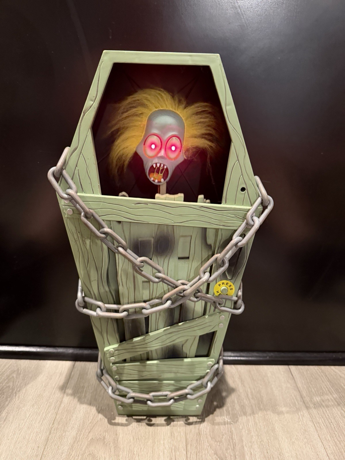 Gemmy Halloween Cursed Coffin Screaming Pop-up Moving Zombie 18\