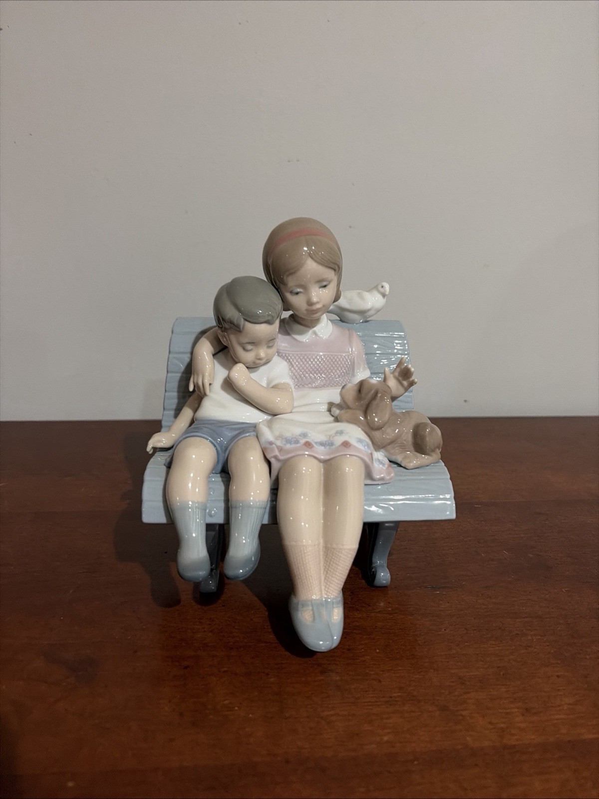 Lladro 6446 Surrounded by Love. Mint condition  1997. 