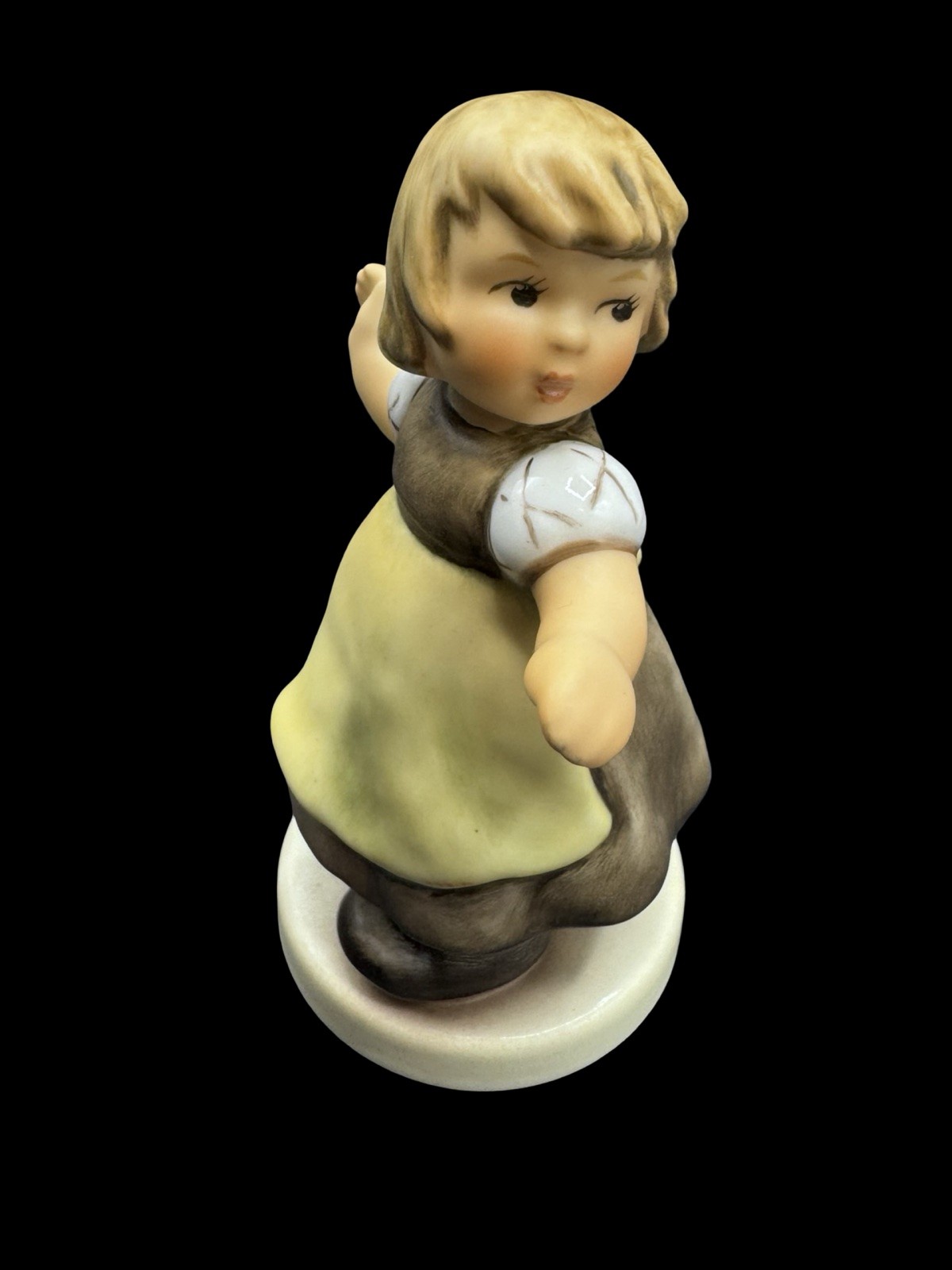 Goebel Hummel Club Figurine Liesl\'s Spring Walk 921B TMK-8 Germany