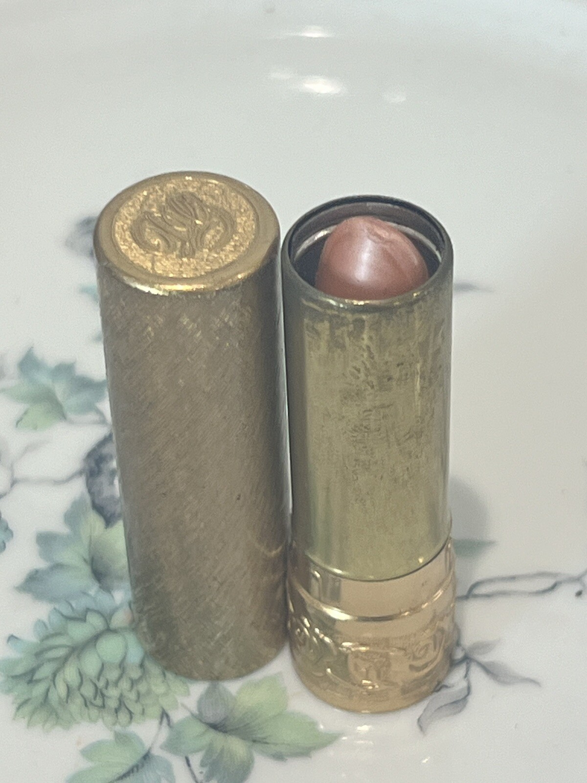 VINTAGE COLLECTIBLE DOROTHY GRAY CREAMY LIPSTICK GOLD METAL TUBE RUSSET ROSE