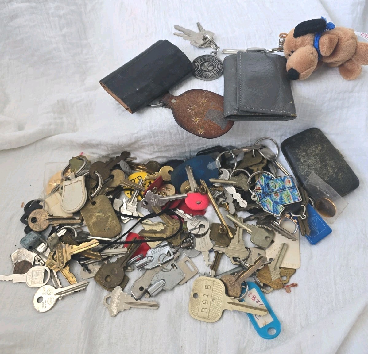 Large Lot of Random Keys and Key Chains House, Car, Luggage, etc.