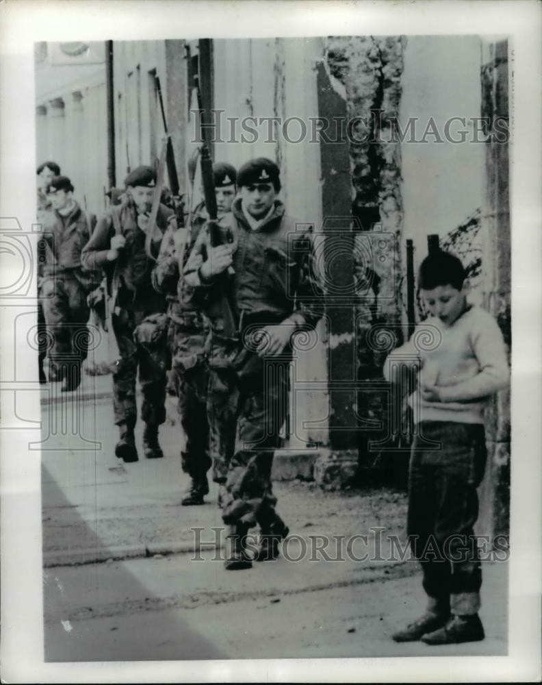 1971 Press Photo Young Boy Interested in Candy Than Soldiers of Royal Artillery
