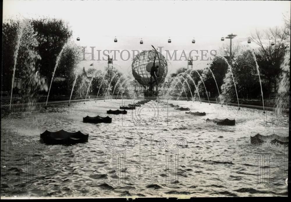 1965 Press Photo Unisphere and the pool at sunset at the New York World\'s Fair