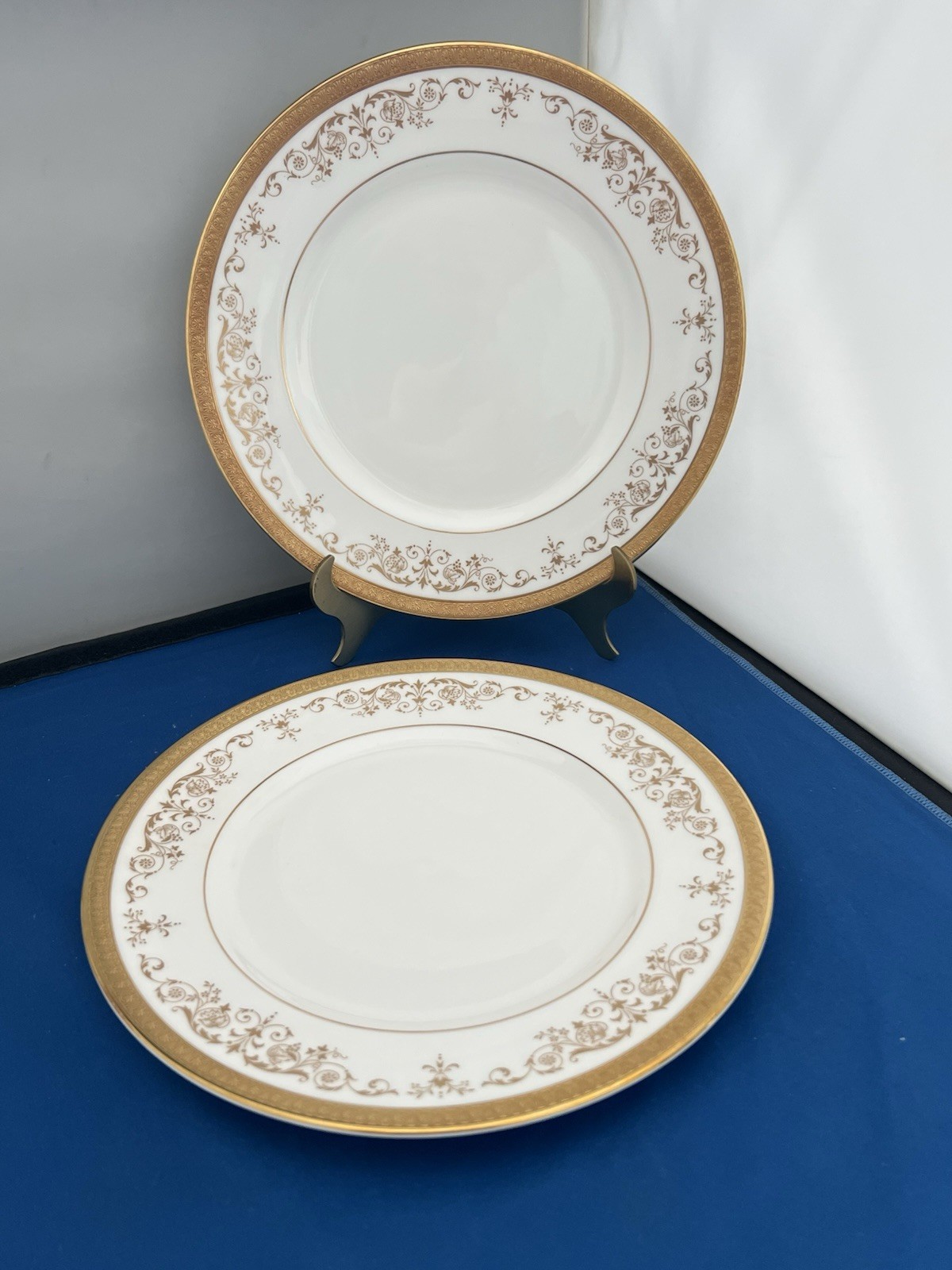 2 Rare Bone China 9” Royal Doulton Belmont Luncheon Plates H 4991 White / Gold