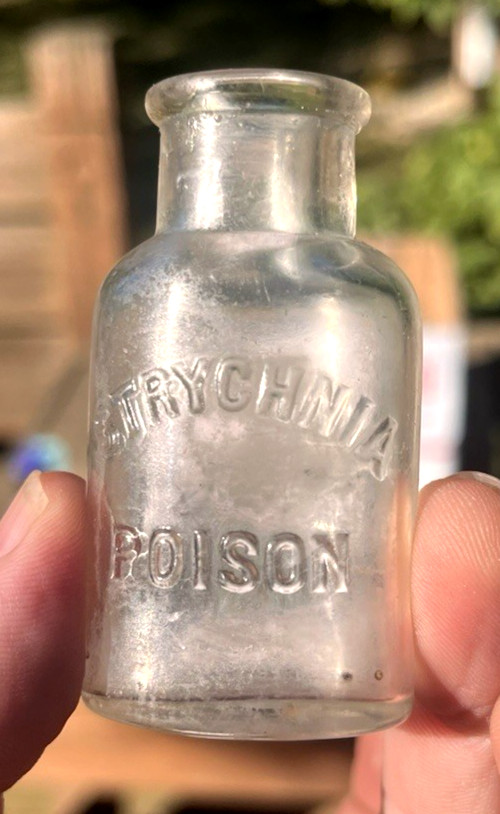 SCARCE CLEAR OVAL STRYCHNIA POISON BOTTLE 2 1/2