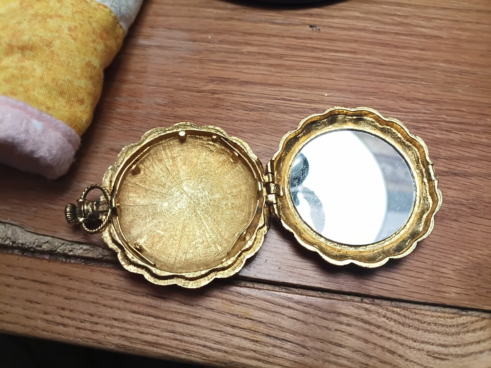 VINTAGE MAX FACTOR GOLDEN LARK FACE POWDER POCKET COMPACT LOCKET NECKLACE RARE