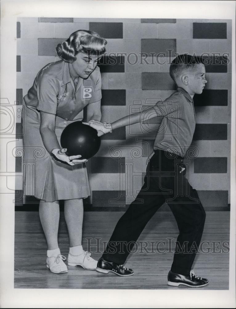 1962 Press Photo LaVerne & Jimmy Carter Practice Bowling - nef32192