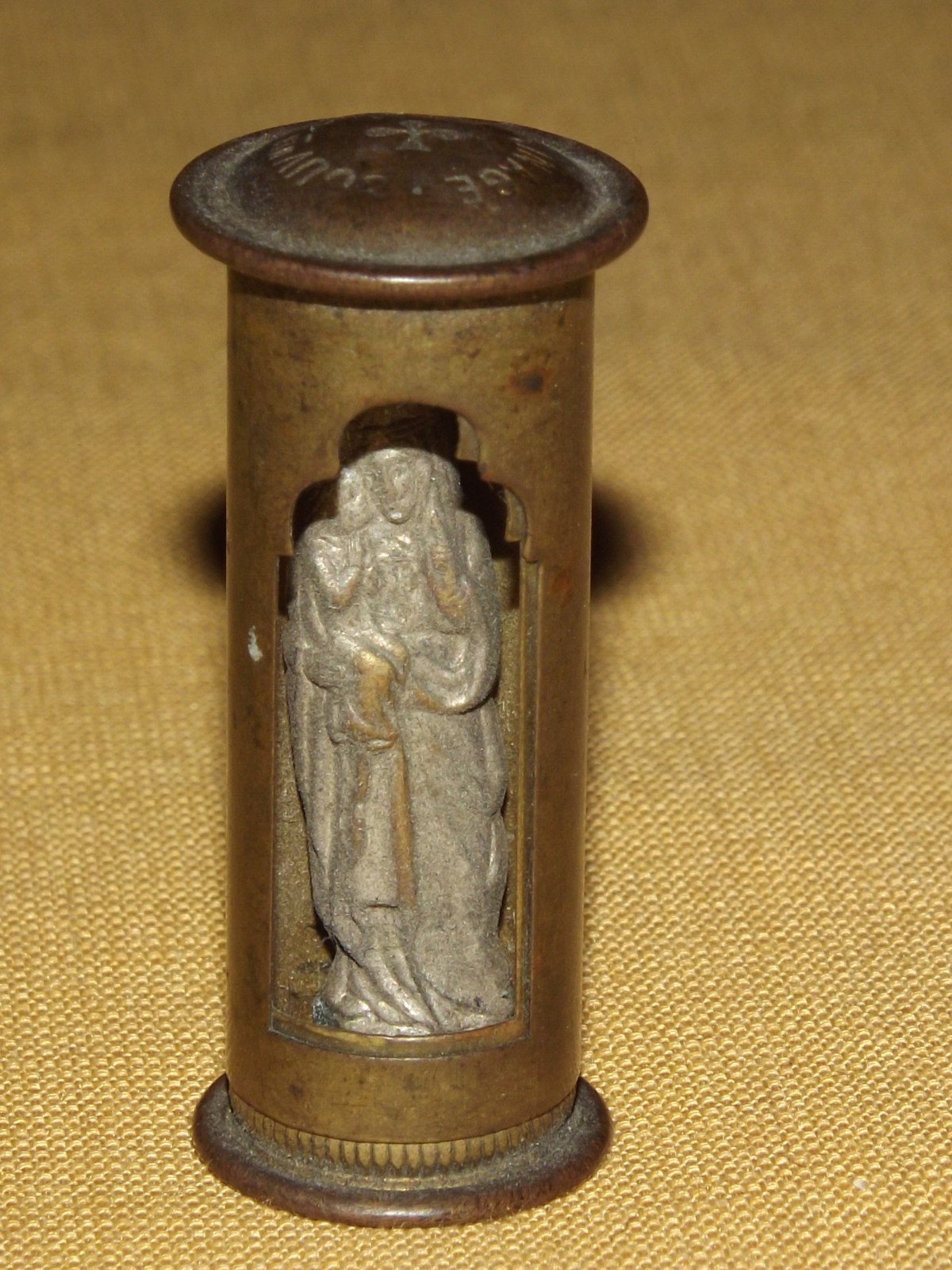  VINTAGE WWI BRASS  FRENCH SOUVENIR DE PELERINAGE PILGRIMAGE MOTHER CHILD