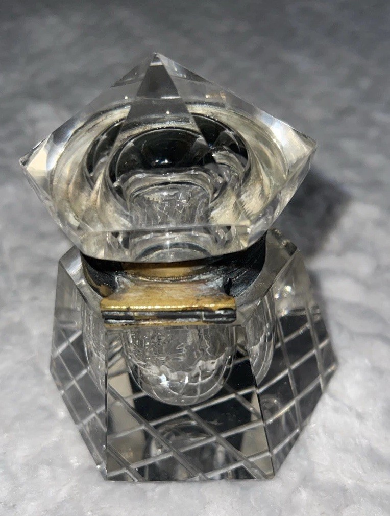 19th Century English Victorian Crystal Octagonal Inkwell With Brass Fitting