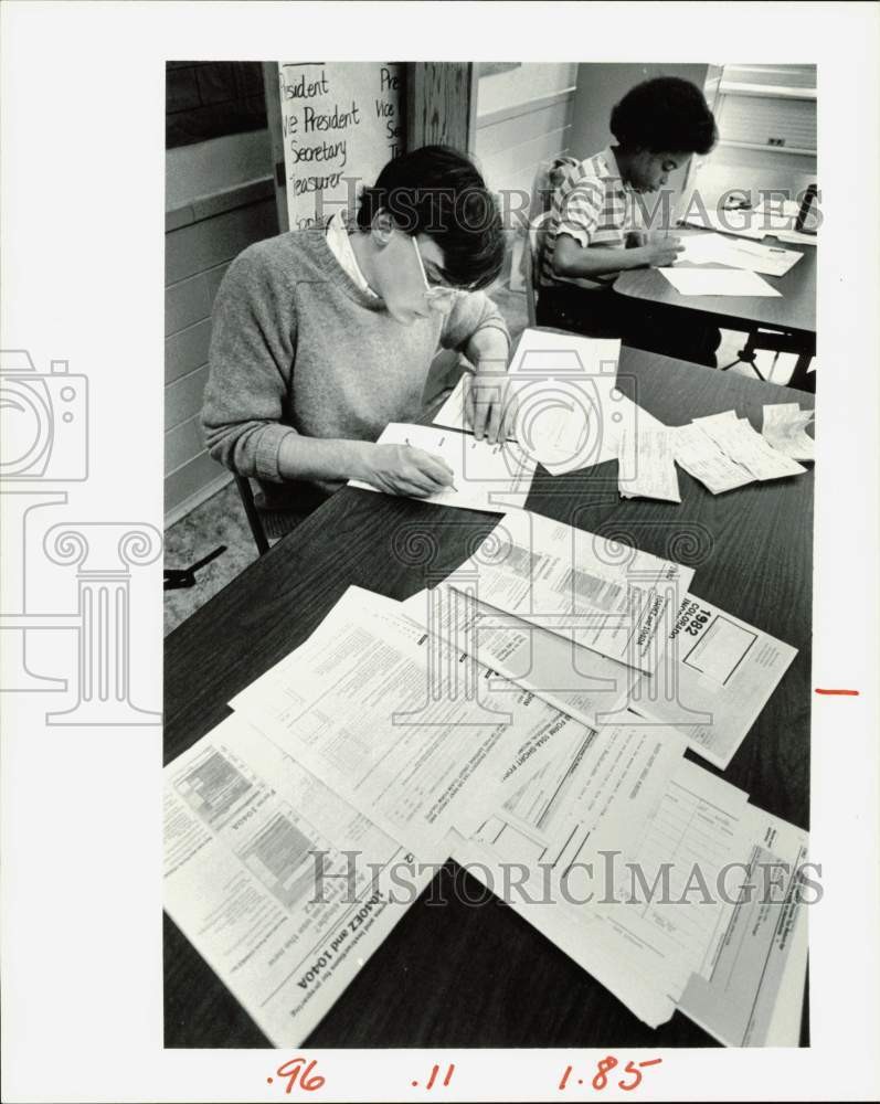 1983 Press Photo Manual High students prepare tax returns for patrons of program