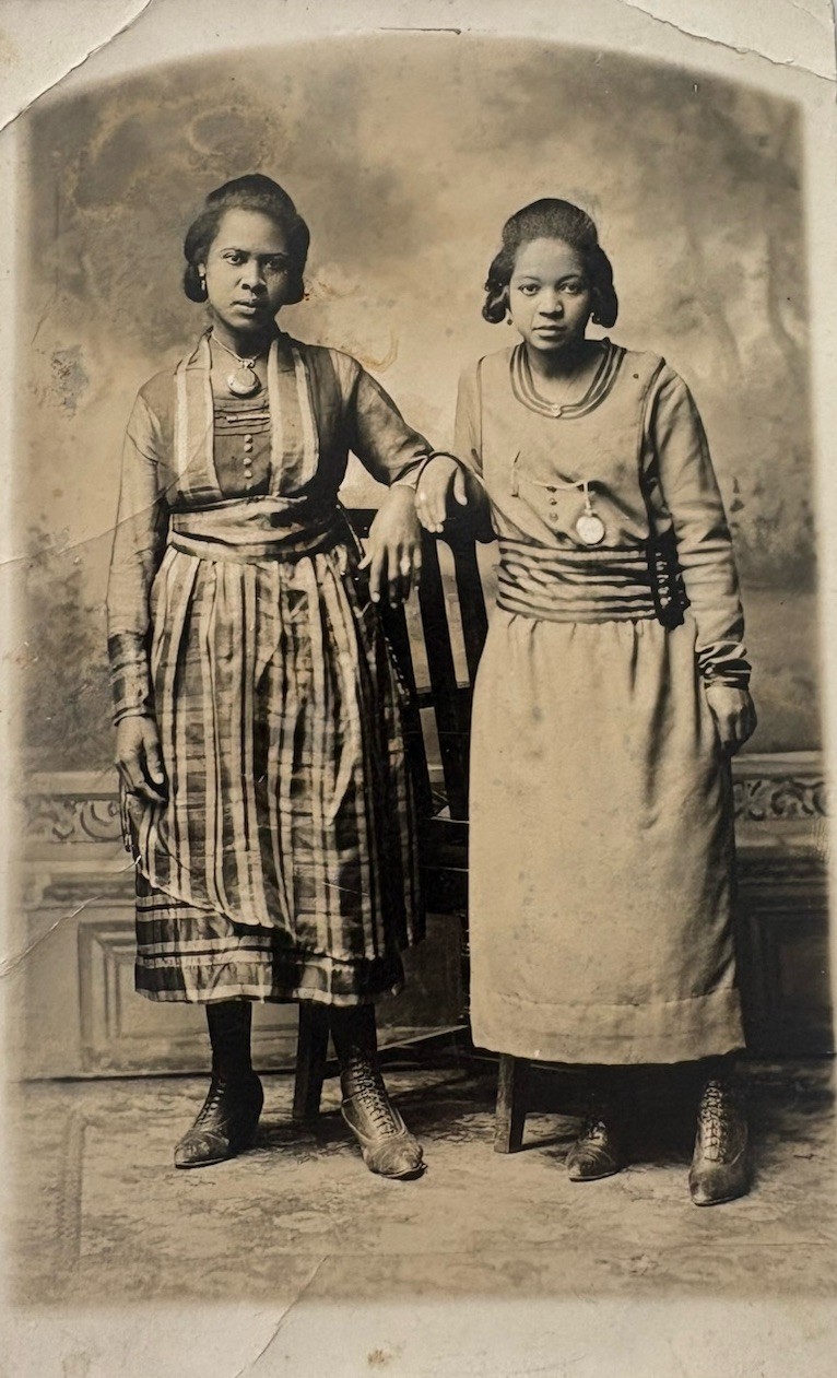 EDWARDIAN AFRICAN AMERICAN SISITERS FASHION STUDIO PORTRAIT ANTIQUE PHOTOGRAPH