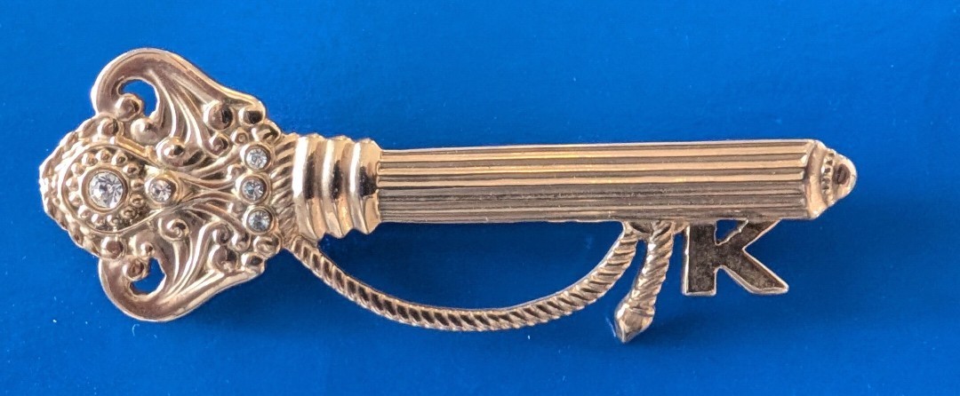 Retired 1996-1998 DAR Daughters of The Revolution Keys To The Column Pin Rare