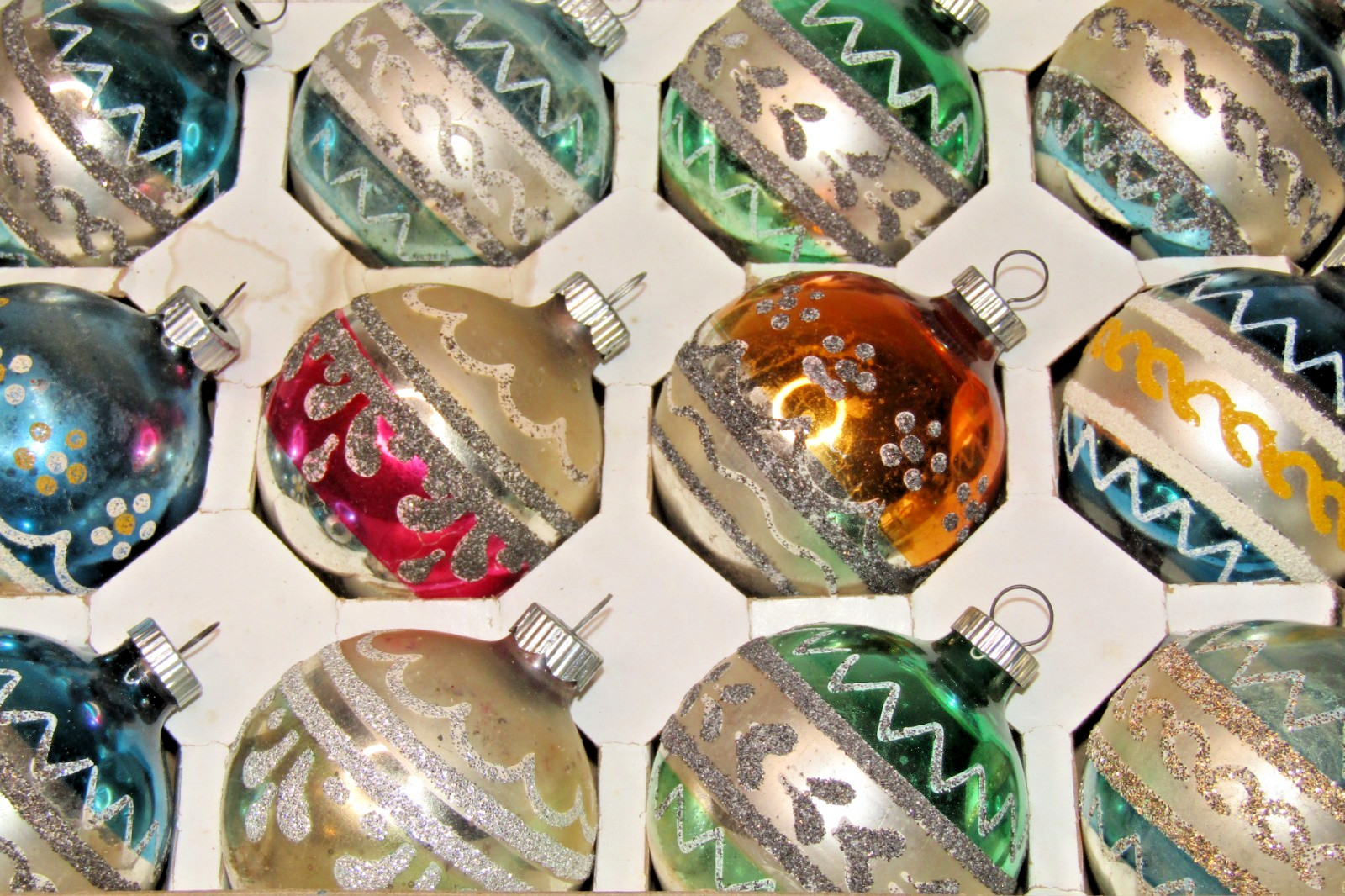 Lot Vintage Glass Glitter Flower Pictured BALL Christmas Ornaments Shiny Brite