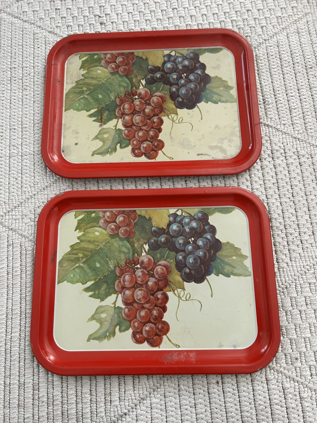 Granny core Lot of  2 Vintage Metal Serving Trays 