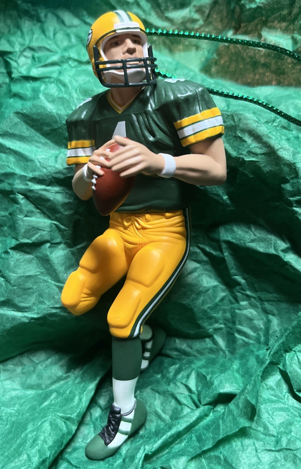 2001 Hallmark Brett Favre NFL Collector  Series Ornament w/ Box