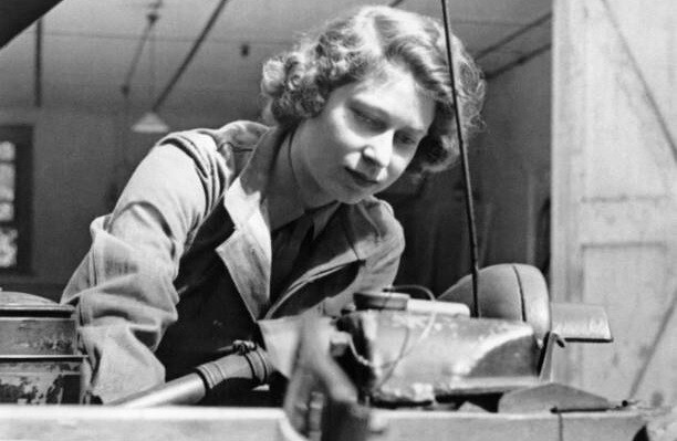 WW II Great Britain  Photo   ... Queen Elizabeth - Mechanic