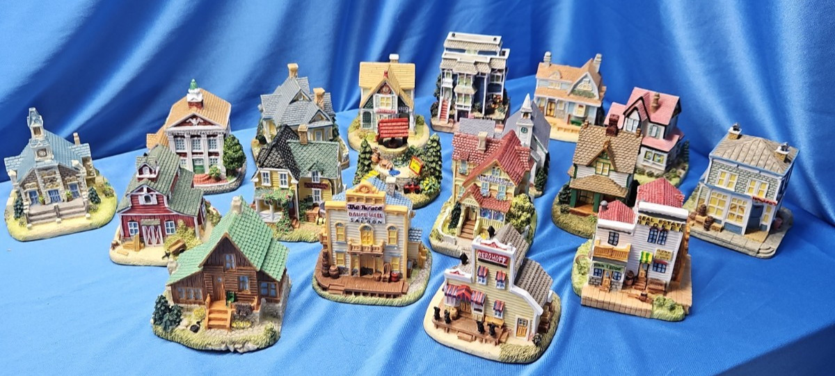VTG International Resourcing Services Liberty Falls Christmas Village Lot of 18