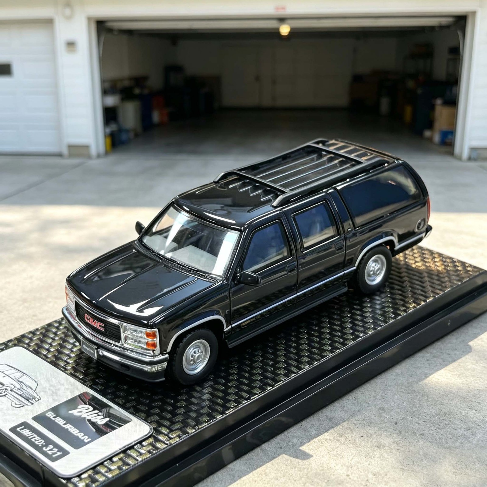 1:64 Suburban GT400 Undercover Alloy Model Car - Showcase Miniature