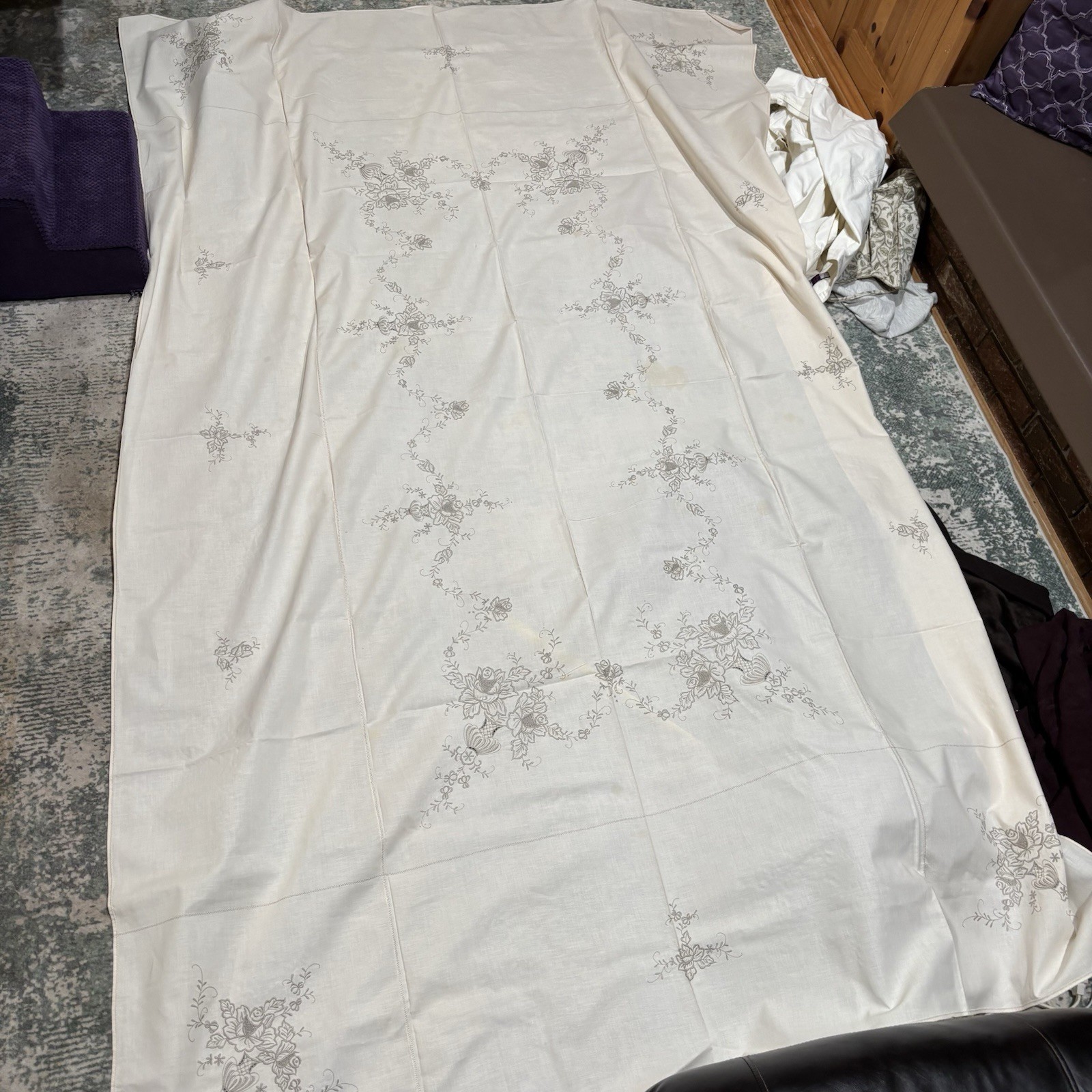 Vintage Embroidered Elegant Tablecloth *flaws